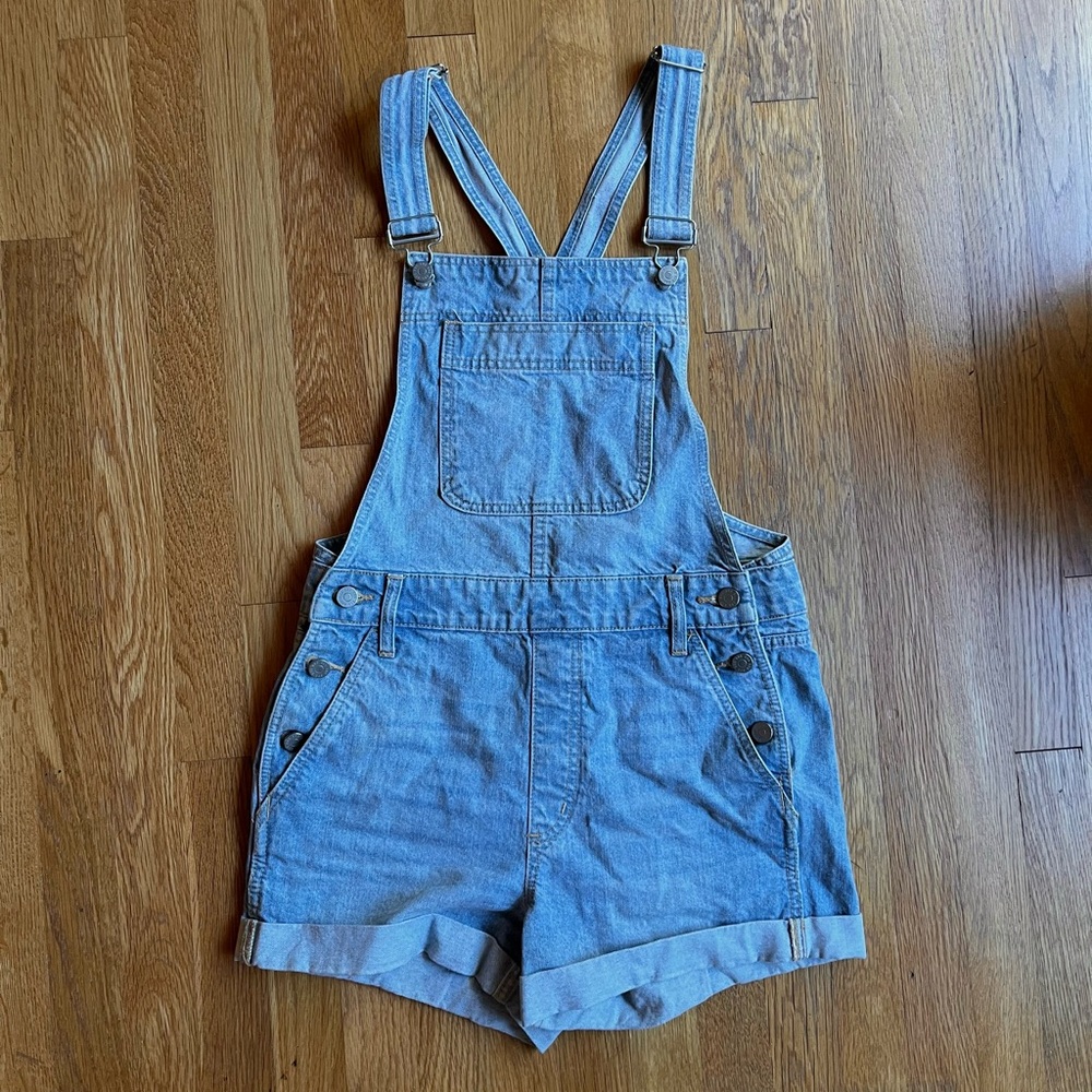 Urban Outfitters BDG Denim Shortalls Overalls Size 27 Light Wash Cuffed Hem
